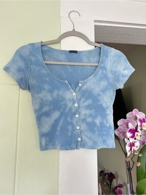 Brandy Melville Light Blue Tie-Dye Button Front Crop Top